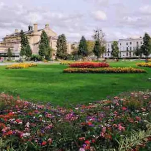 5 Bed Modern Town Centre Cheltenham